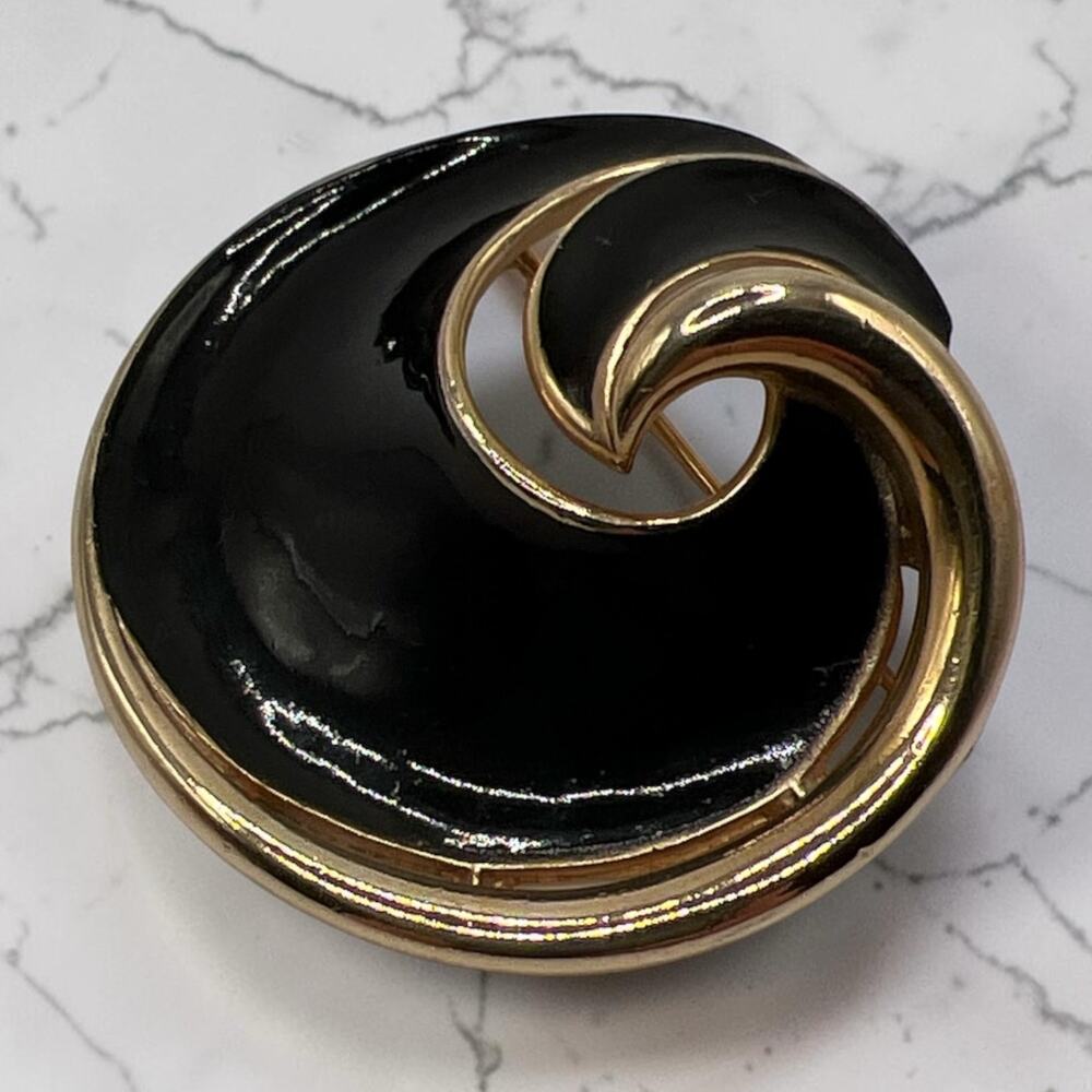 Vintage Crown Trifari Black Enamel Swirl Brooch Gold Tone Mid Century Pin Signed